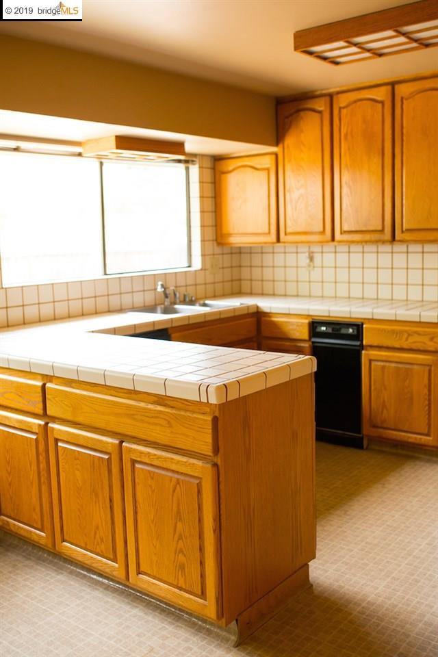 5873 Caulfield Dr, Clayton, CA 94517