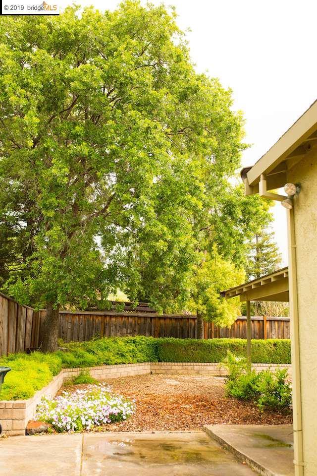 5873 Caulfield Dr, Clayton, CA 94517