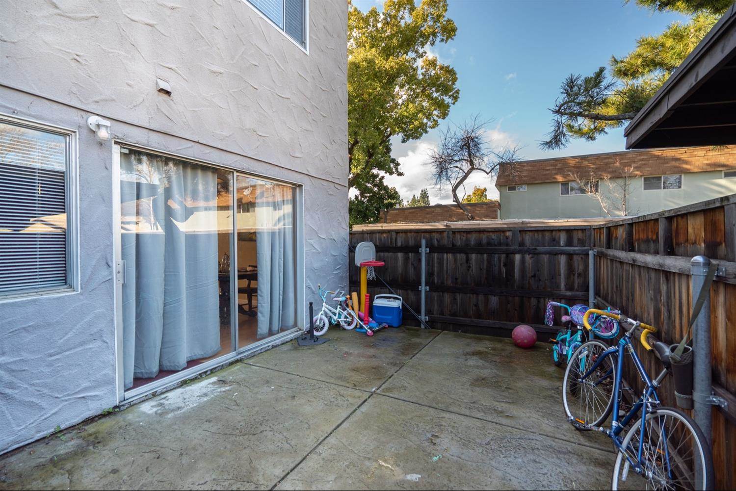 8823 Salmon Falls Drive, #A, Sacramento, CA 95826