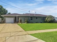 412 Hillcrest Dr NE, Minot, ND 58703