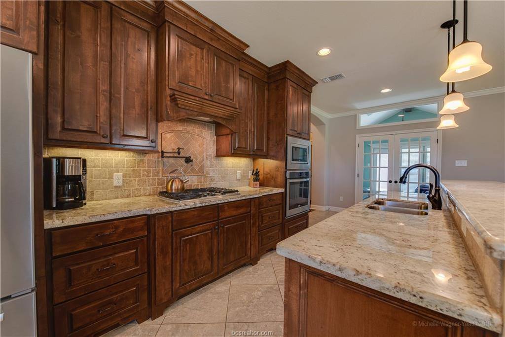 2400 Palm Court, College Station, TX 77845