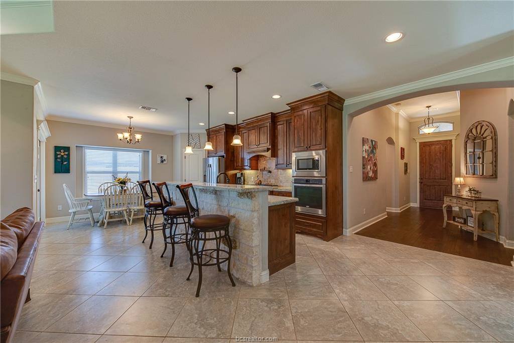 2400 Palm Court, College Station, TX 77845