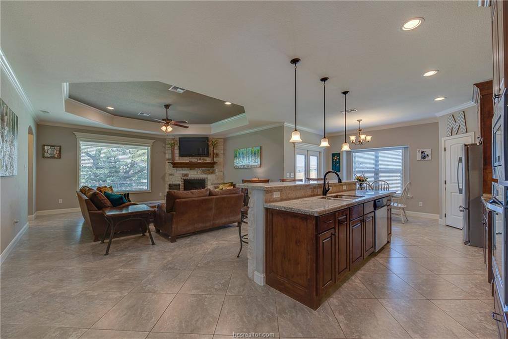 2400 Palm Court, College Station, TX 77845