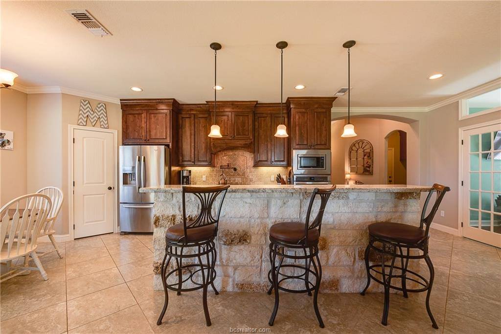 2400 Palm Court, College Station, TX 77845