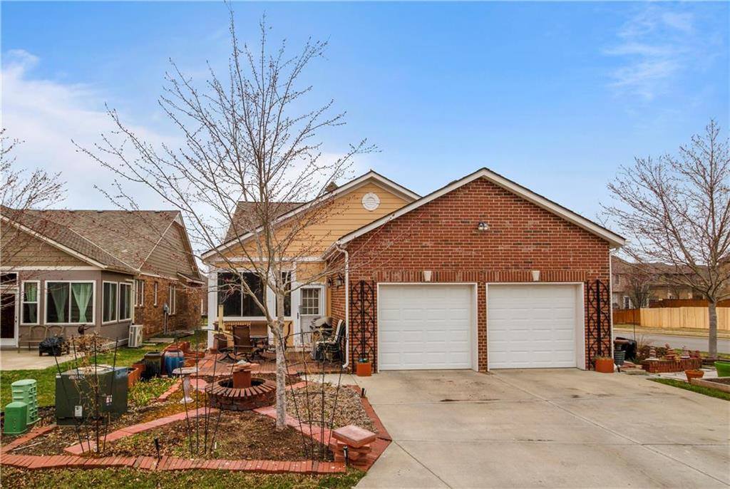 16086 Wyandotte Drive, Olathe, KS 66062