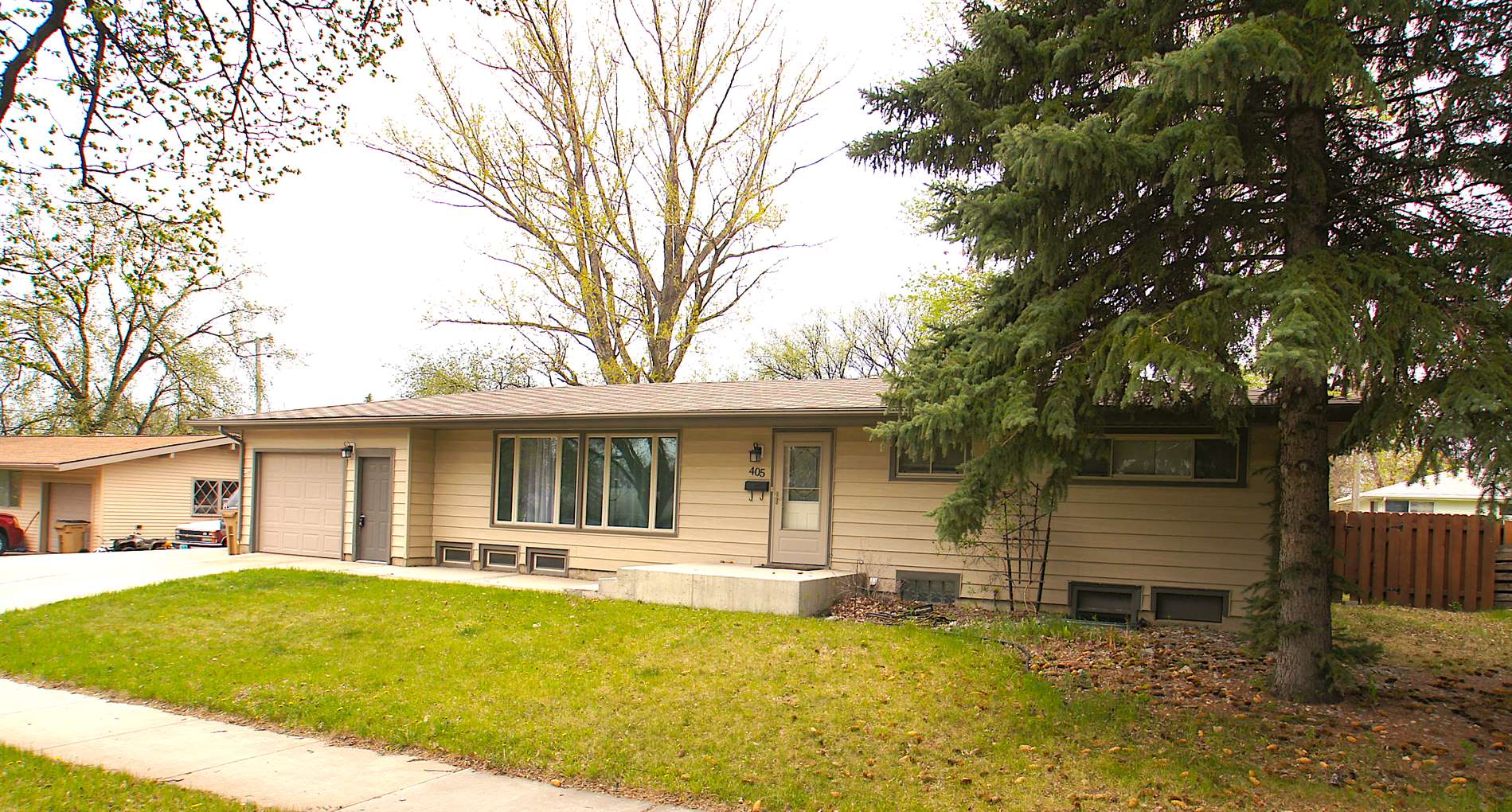 405 24th St NW, Minot, ND 58703