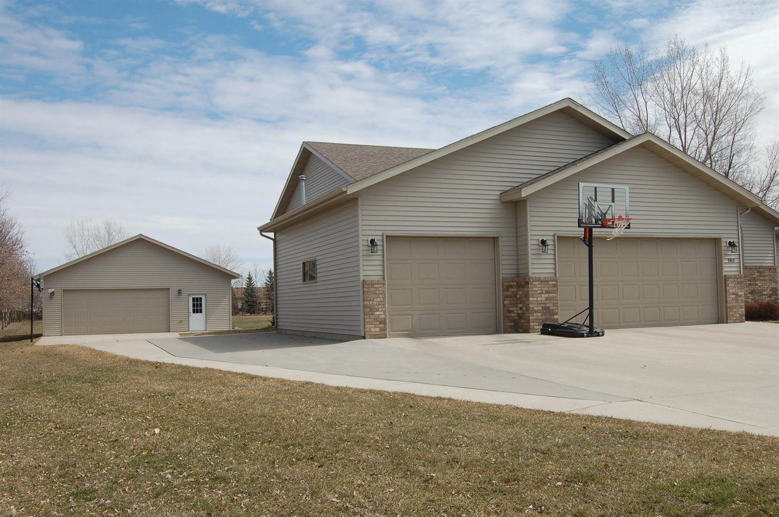 5415 Walker Drive, Bismarck, ND 58504