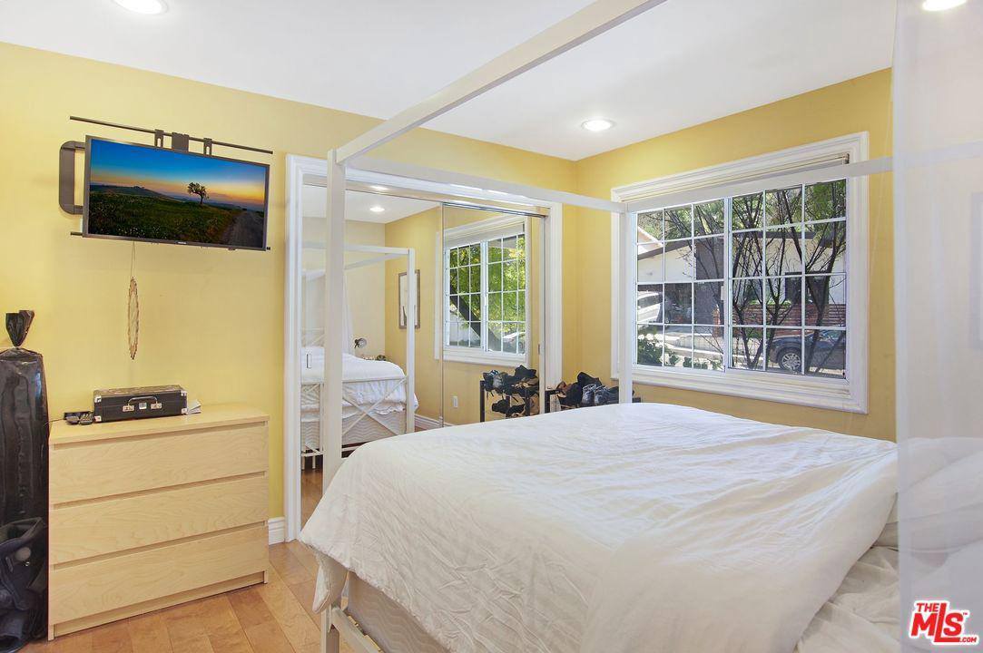 22721 Crespi St, Woodland Hills, CA 91364