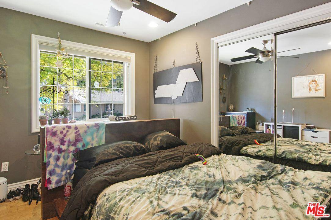 22721 Crespi St, Woodland Hills, CA 91364