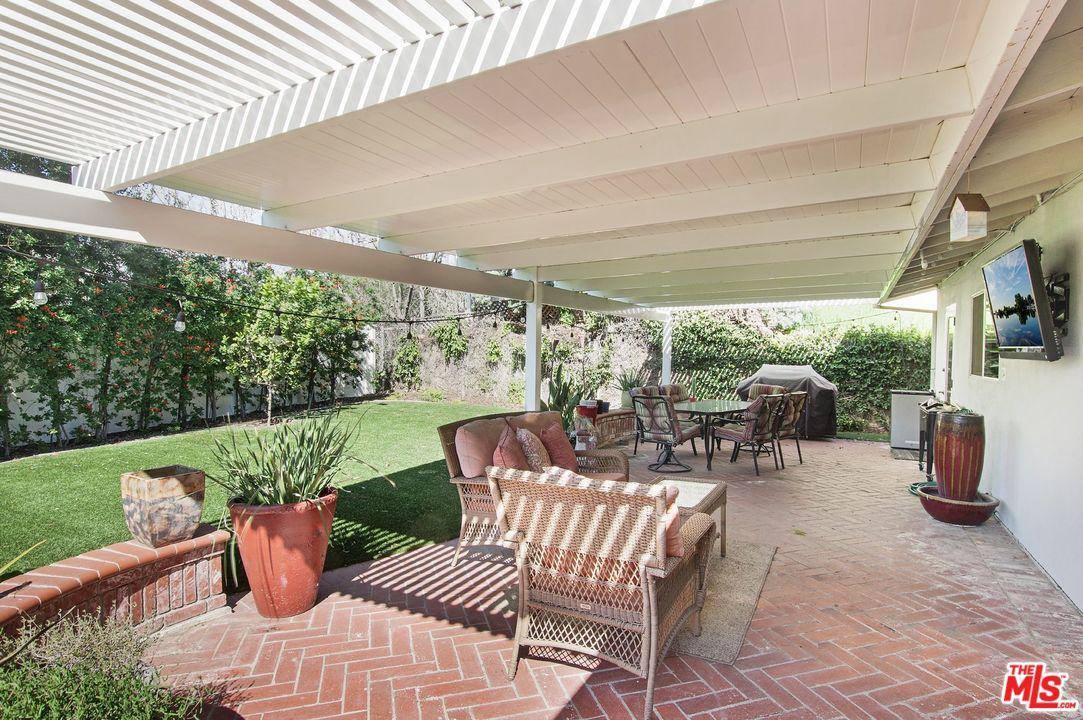 22721 Crespi St, Woodland Hills, CA 91364