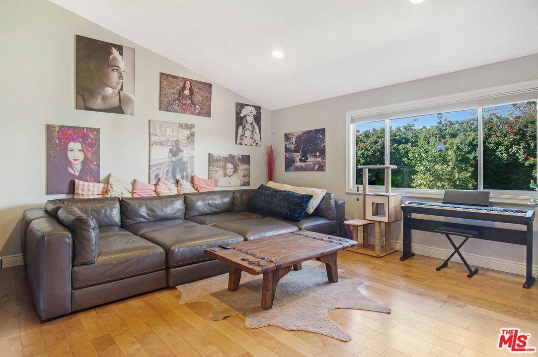 22721 Crespi St, Woodland Hills, CA 91364