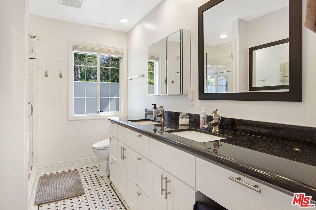 22721 Crespi St, Woodland Hills, CA 91364