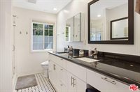 22721 Crespi St, Woodland Hills, CA 91364