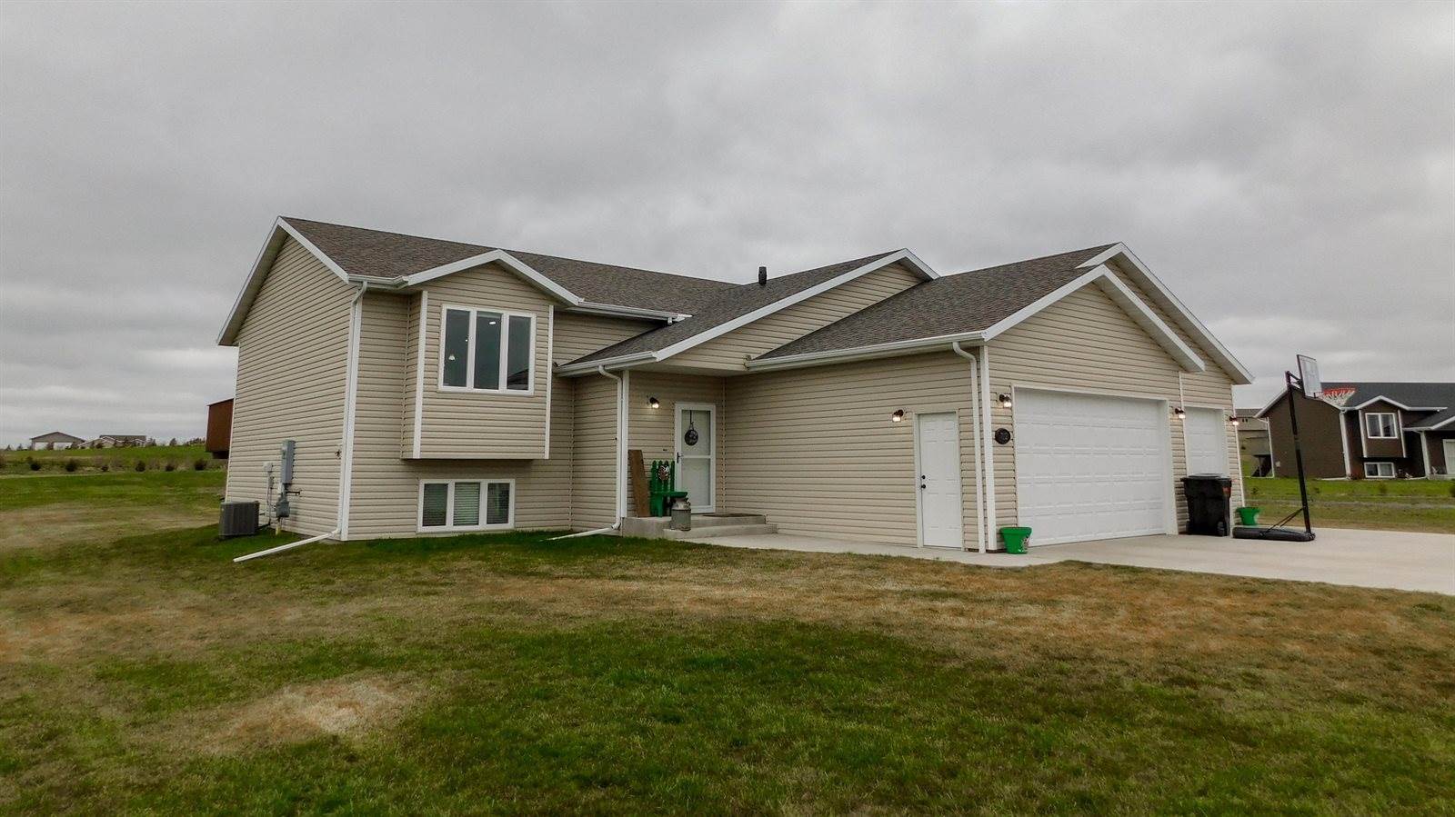 7112 Ashbury Circle, Bismarck, ND 58504