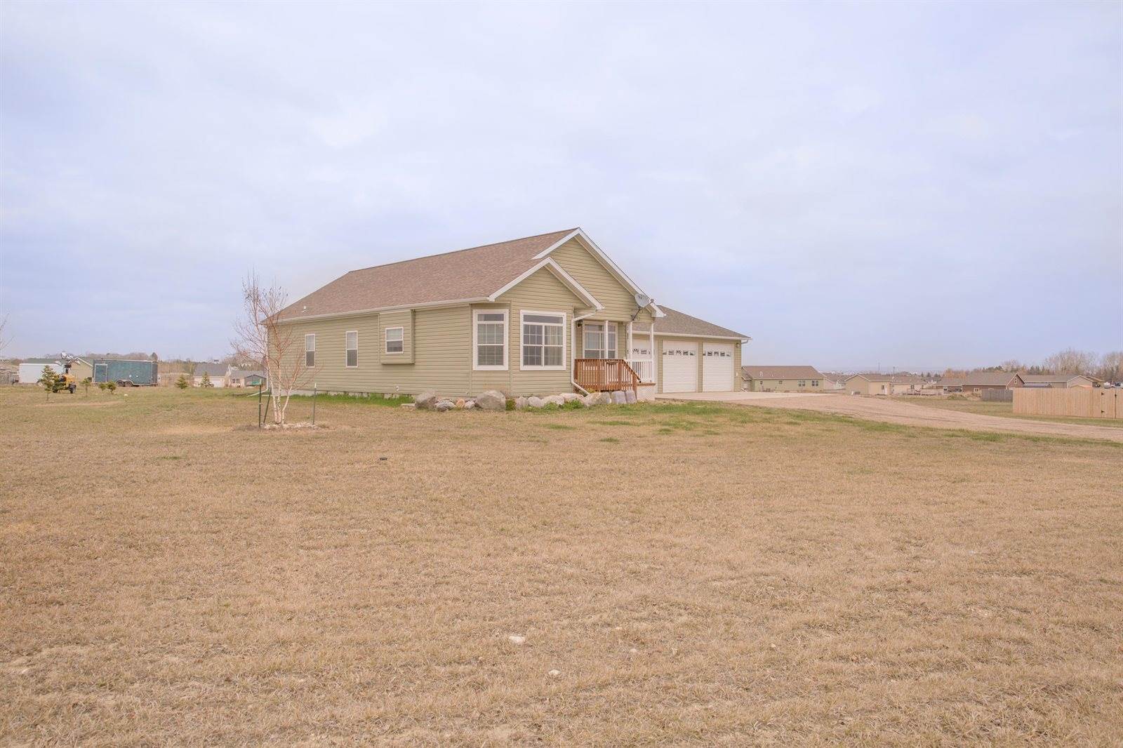 14021 Prairie Ln, Williston, ND 58801
