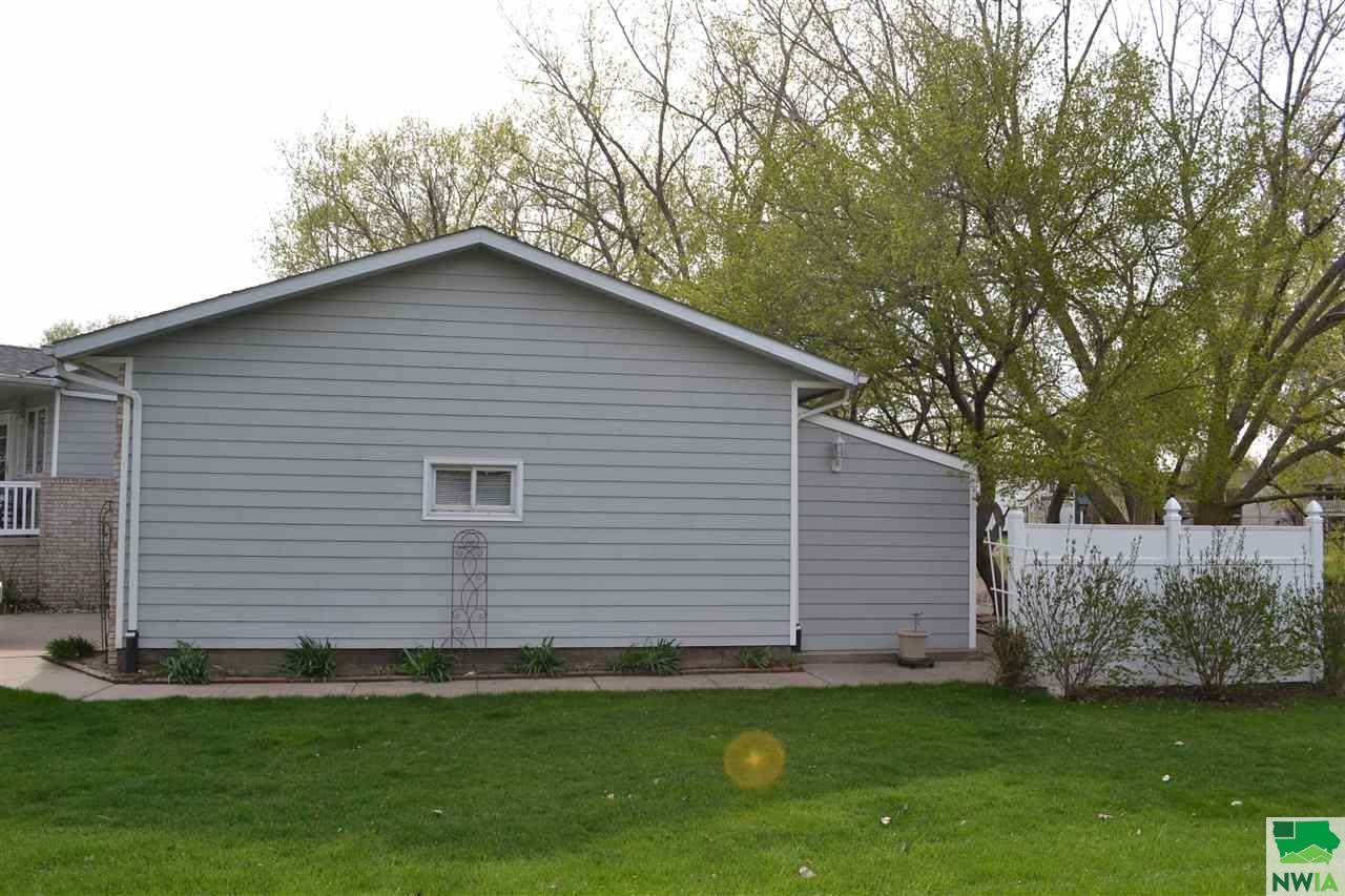 58 Sunset Dr., Dakota Dunes, SD 57049