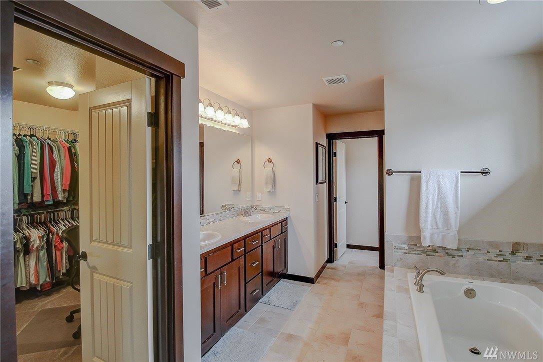 112 216th St SW, Bothell, WA 98021