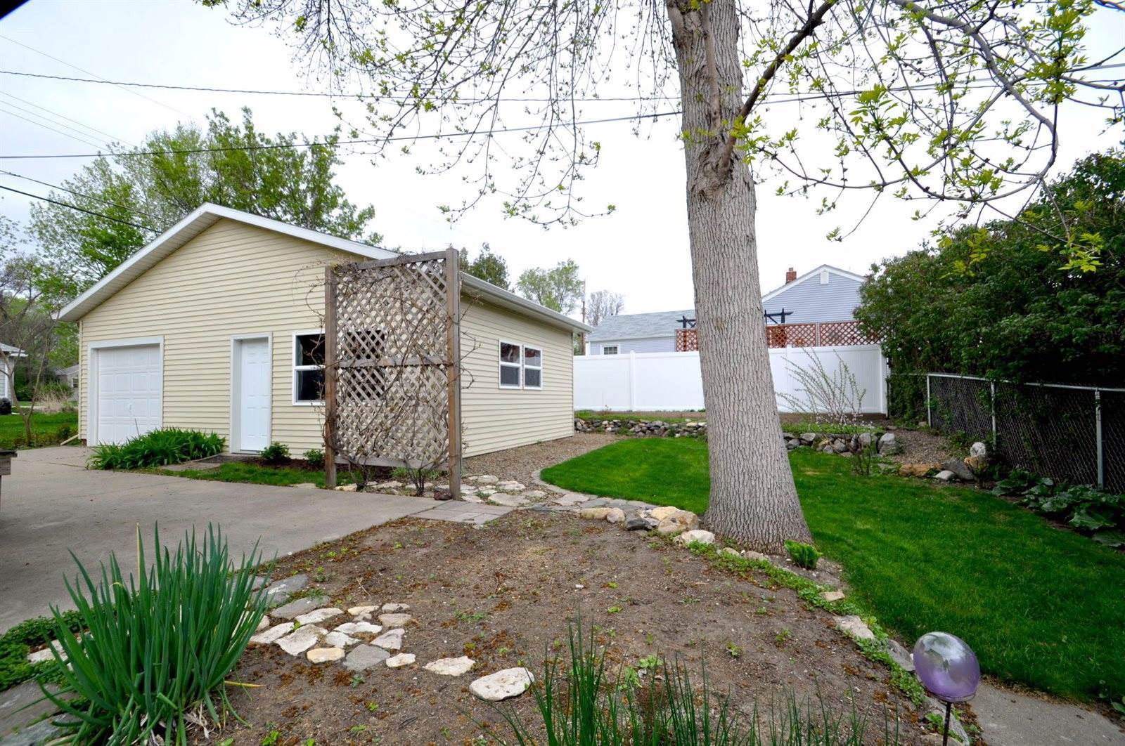 1214 E Ave C East, Bismarck, ND 58501