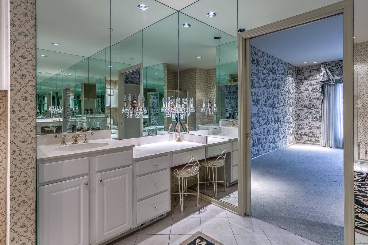 221 N 97 Court, Omaha, NE 68131