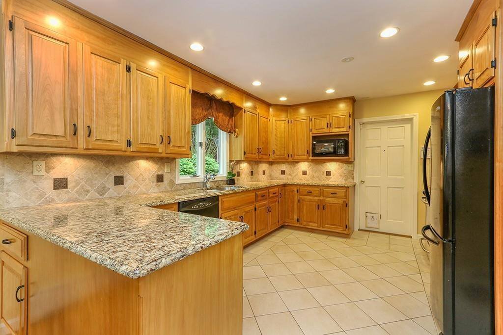 10 Lockewood Dr, Franklin, MA 02038