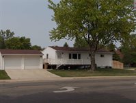 416 11th Ave SW, Minot, ND 58701