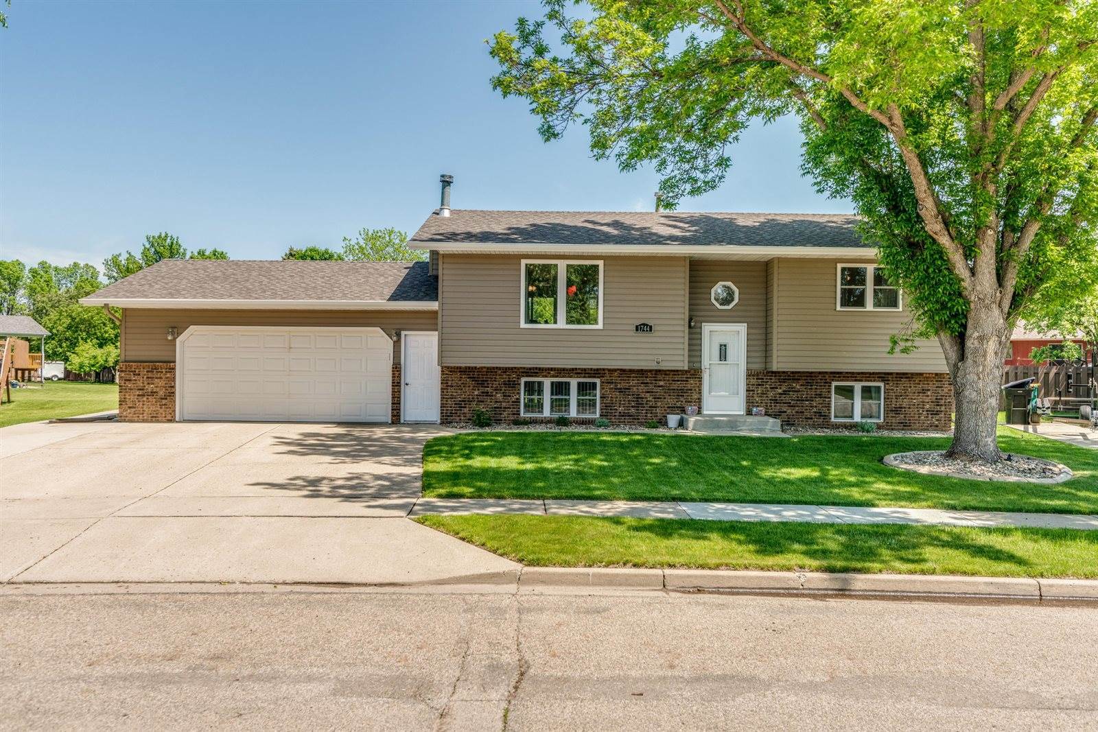 1744 Wichita Drive, Bismarck, ND 58504