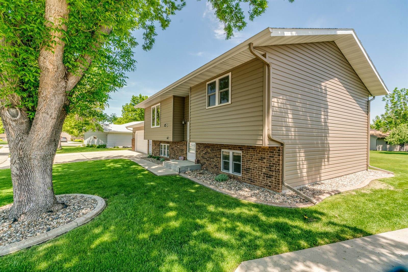 1744 Wichita Drive, Bismarck, ND 58504