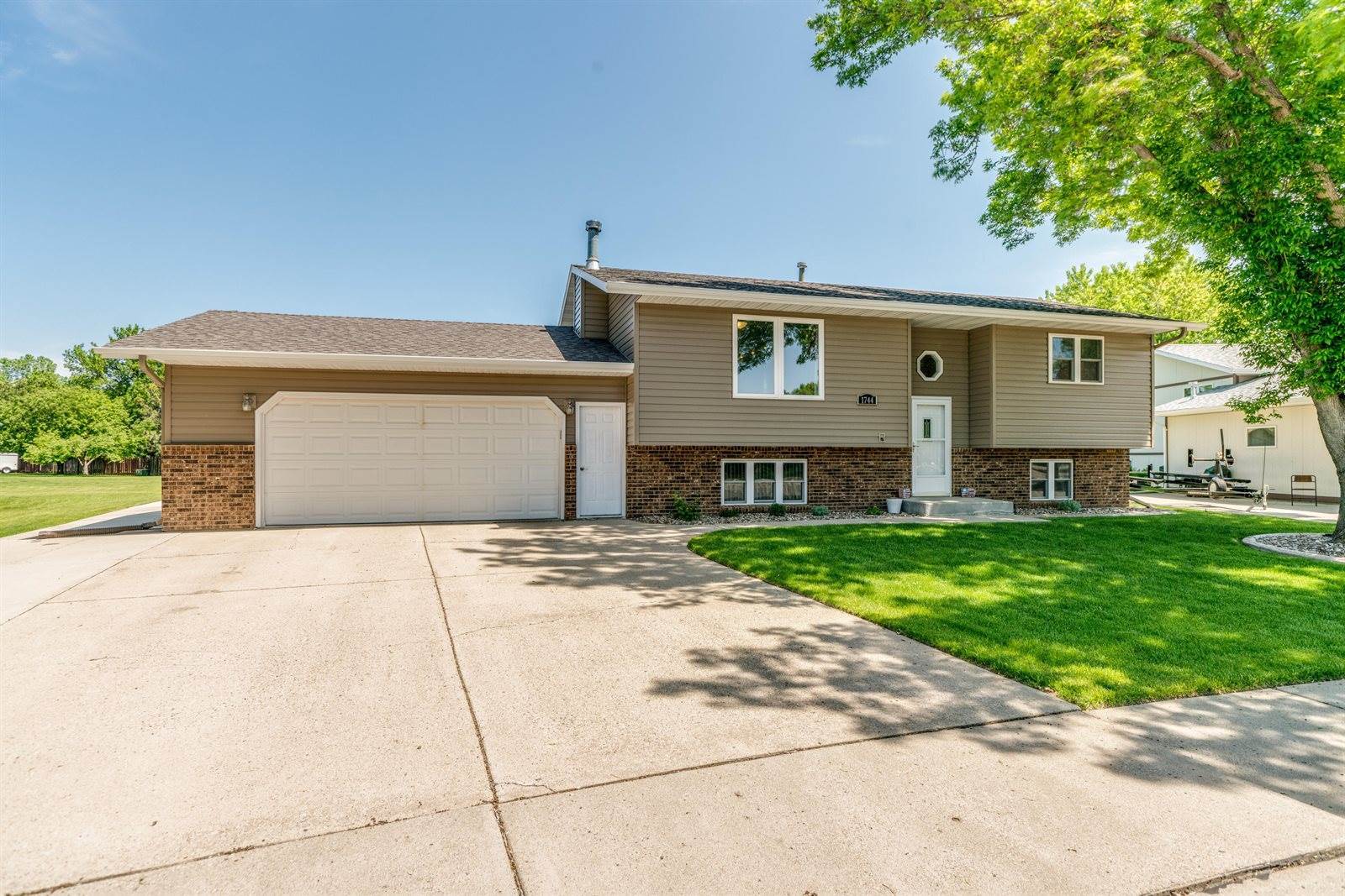 1744 Wichita Drive, Bismarck, ND 58504