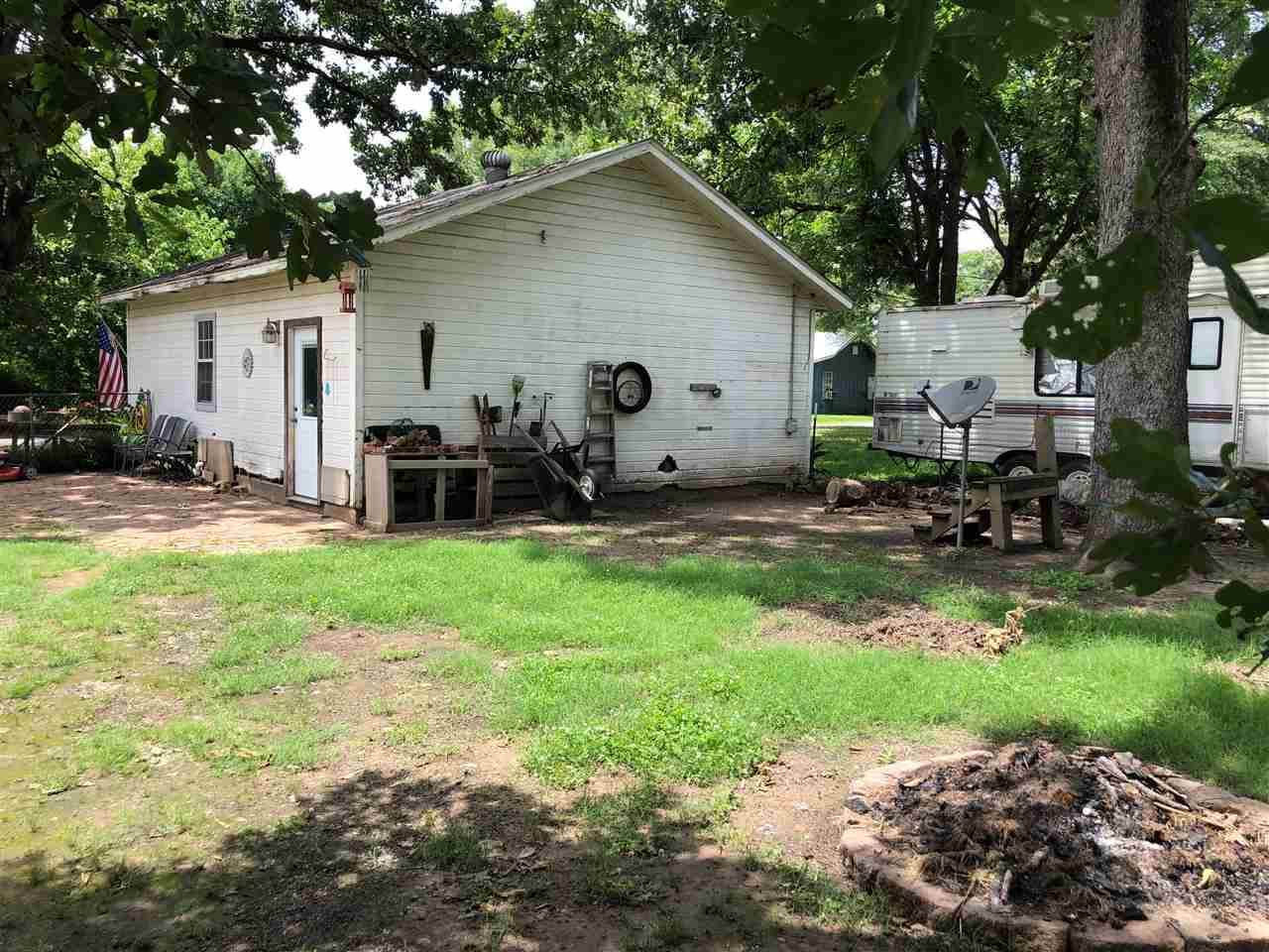 304 Main St, Maud, TX 75567