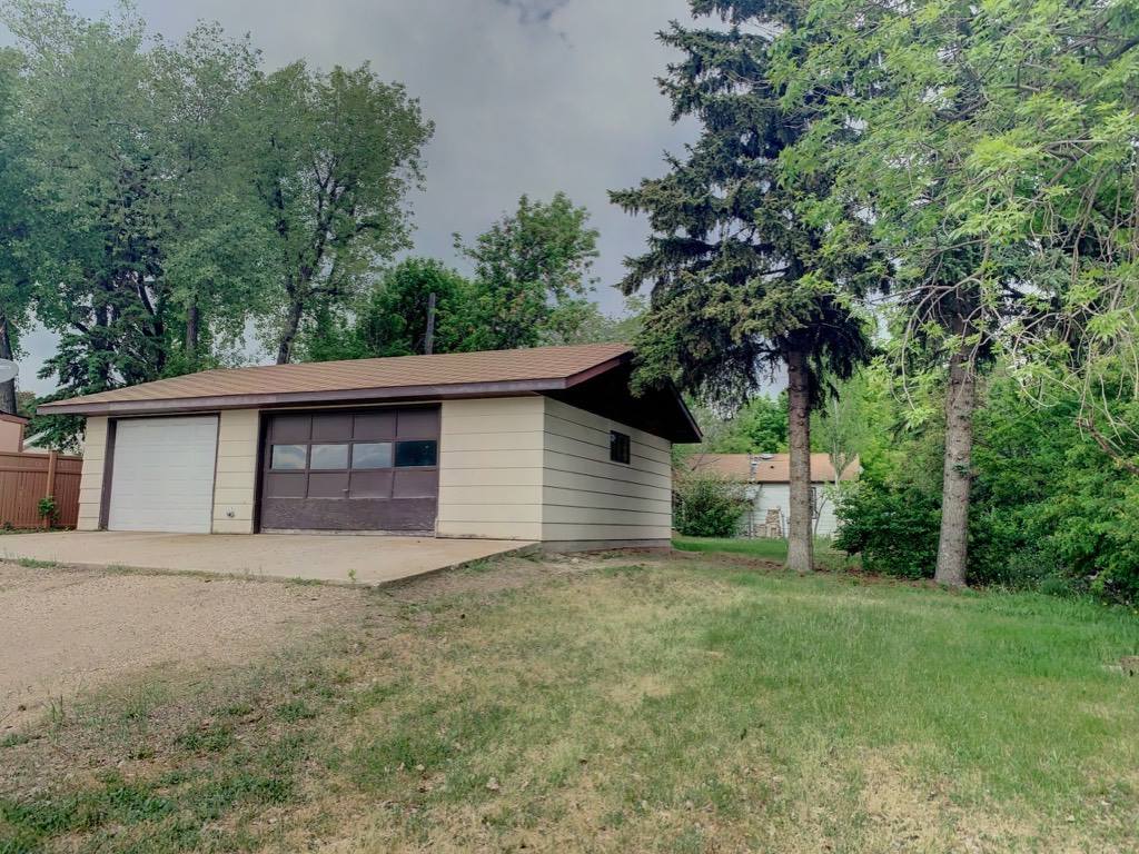 305 3rd St NW, Tioga, ND 58853