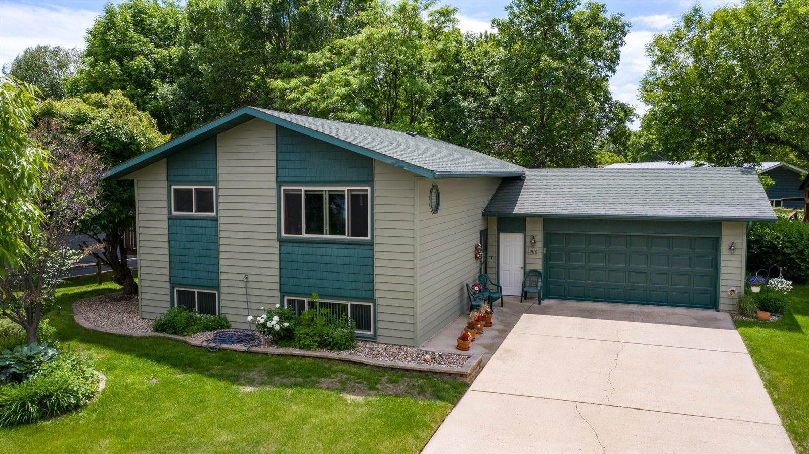 1516 Oakland Drive, Bismarck, ND 58504