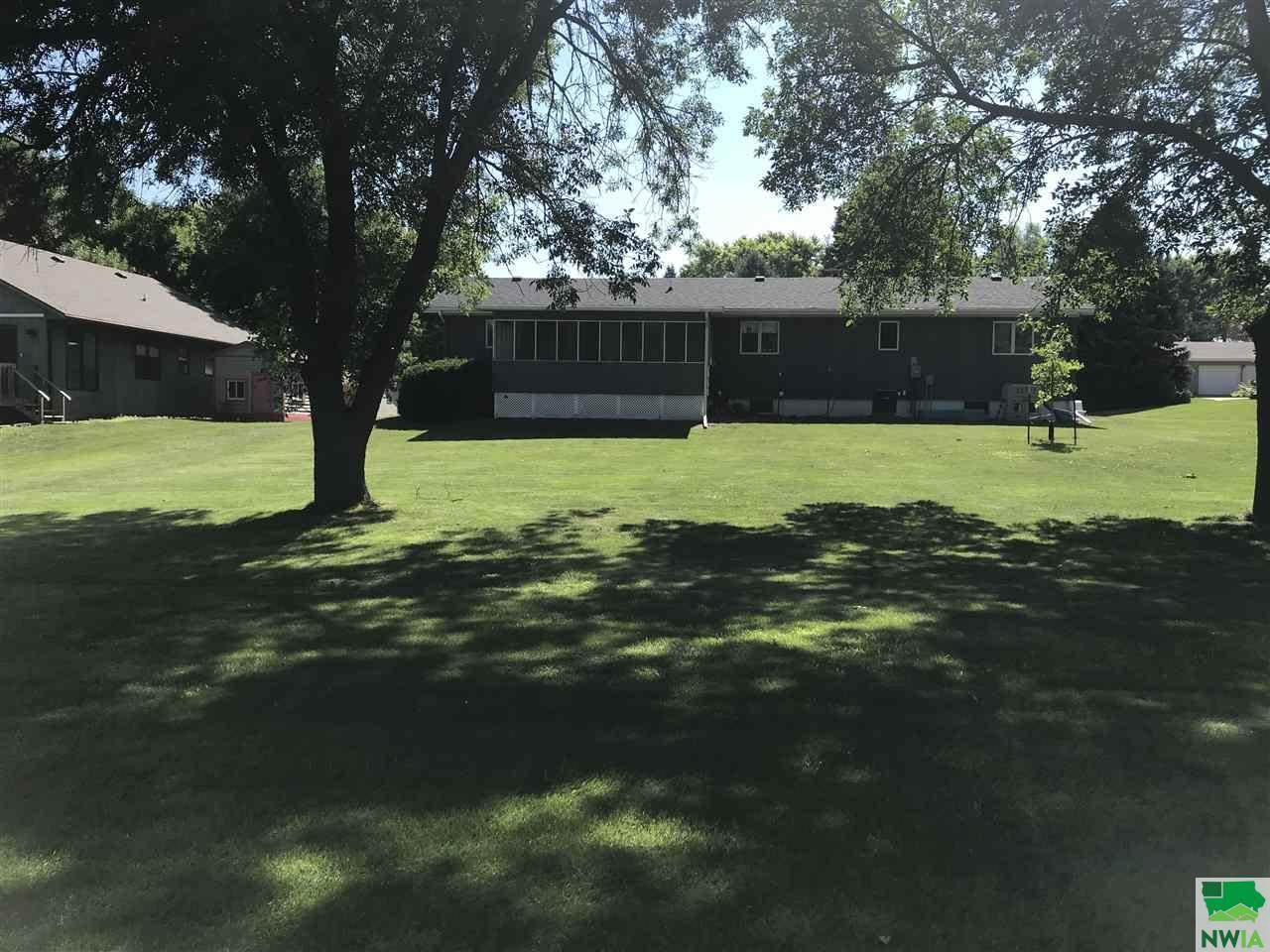 821 Country Club Dr., Akron, IA 51001