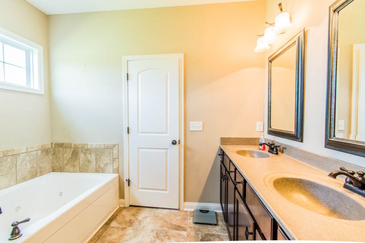 1027 Aristides Dr, Bowling Green, KY 42104