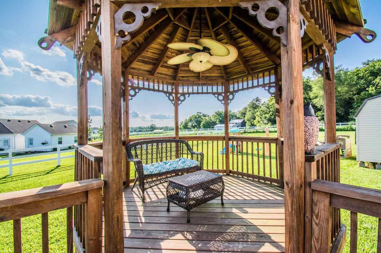 105 Cross Winds Ct, Auburn, KY 42206