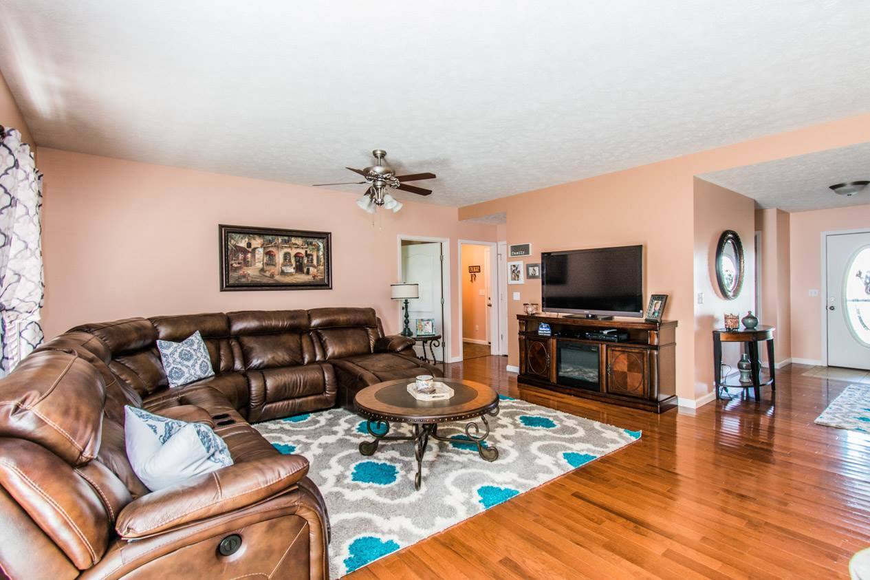 105 Cross Winds Ct, Auburn, KY 42206