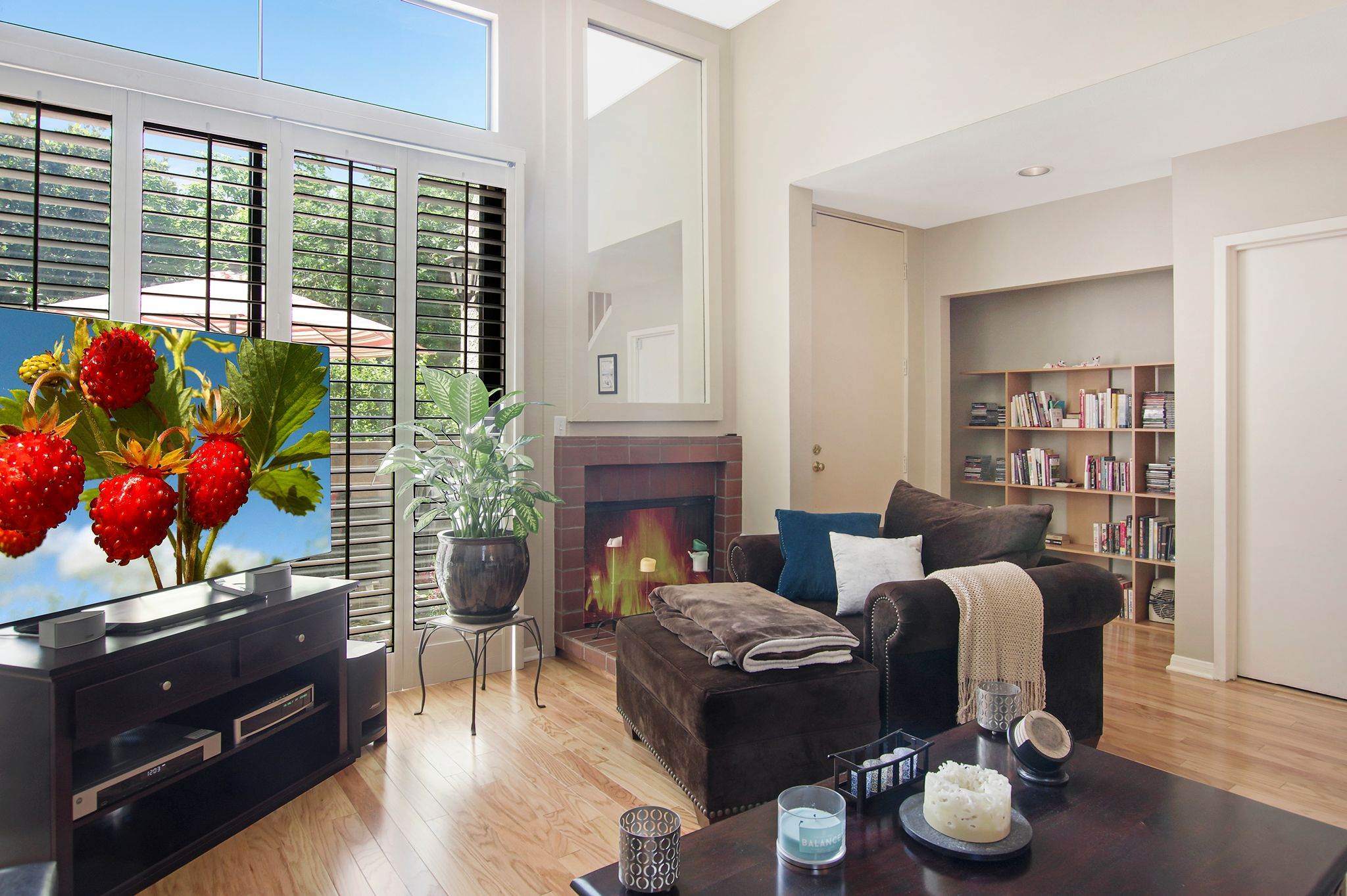 13913 Riverside Dr, Sherman Oaks, CA 91423