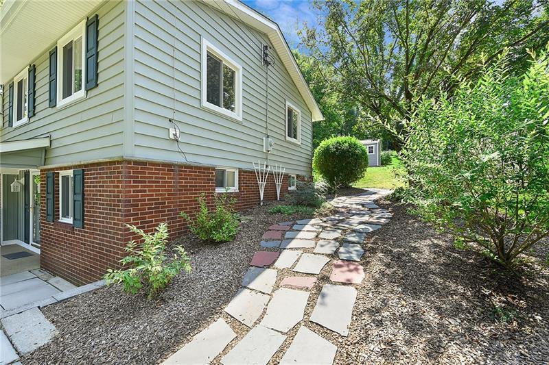 1027 Sandhurst Dr, Coraopolis, PA 15108