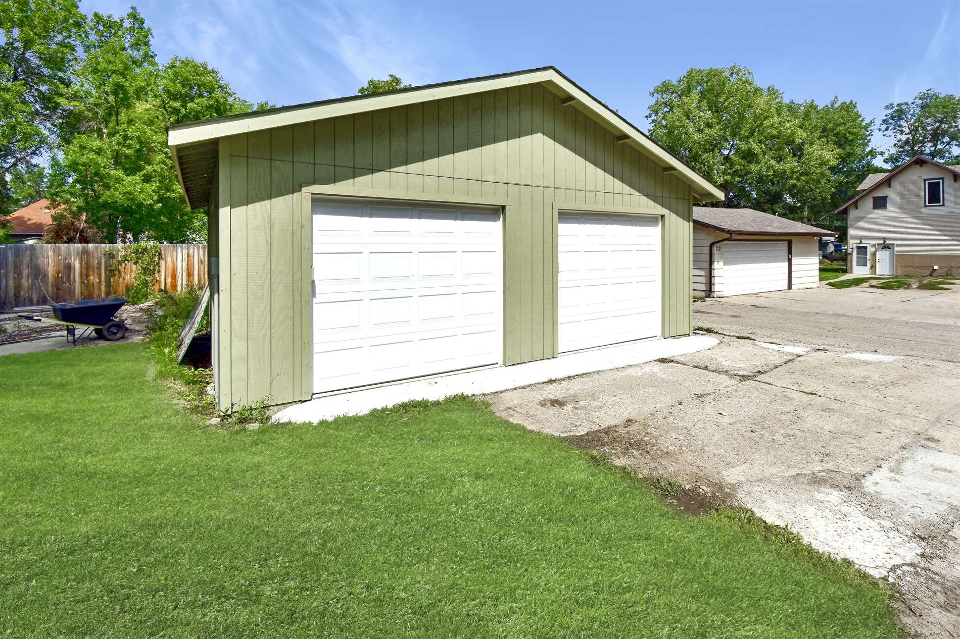 614 1st Ave NW, Minot, ND 58703