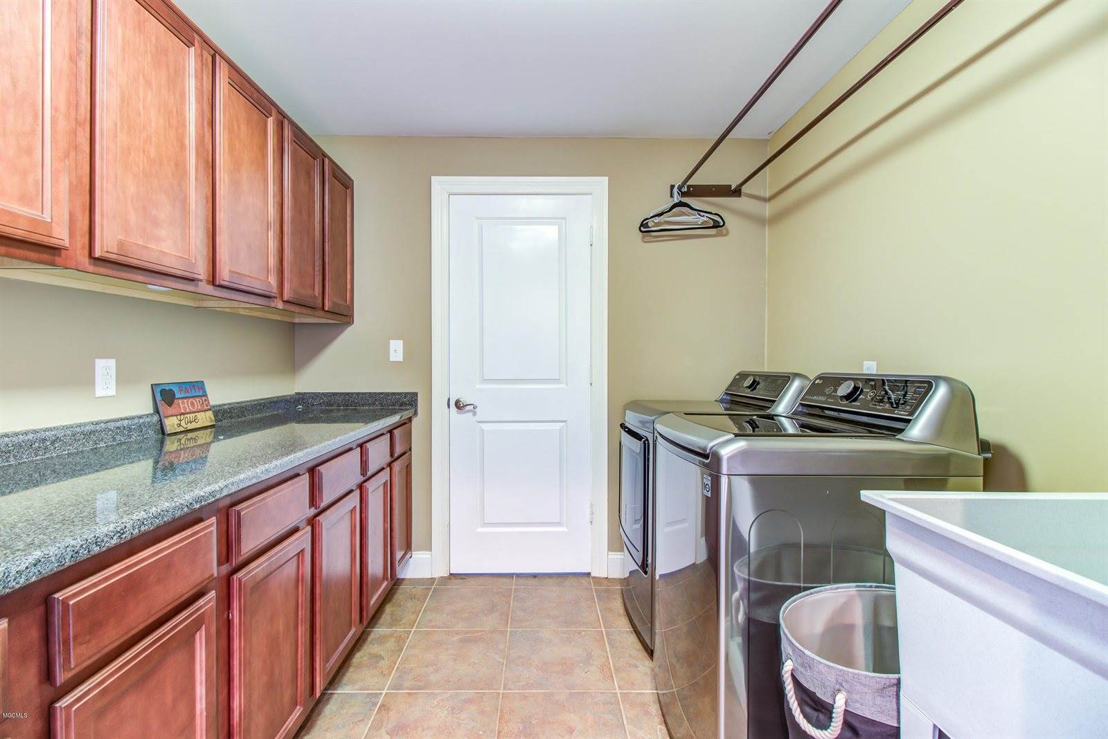 13984 N White Swan Cv, Gulfport, MS 39503