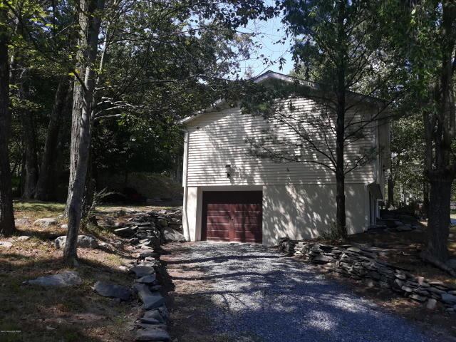 3255 Pine Ridge Dr, Bushkill, PA 18342