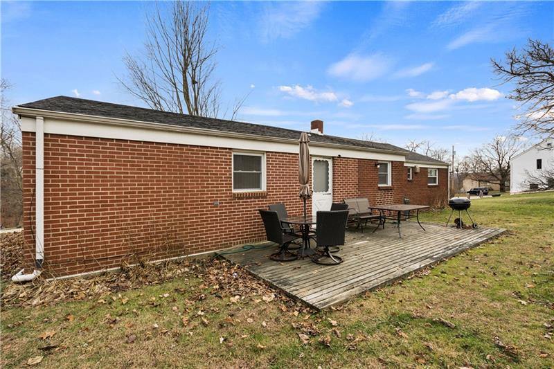 16 Kenwood Dr, Coraopolis, PA 15108