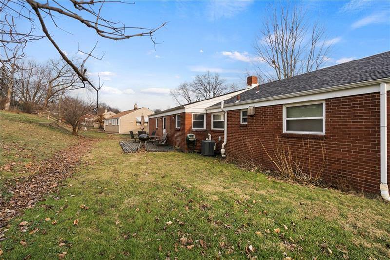 16 Kenwood Dr, Coraopolis, PA 15108