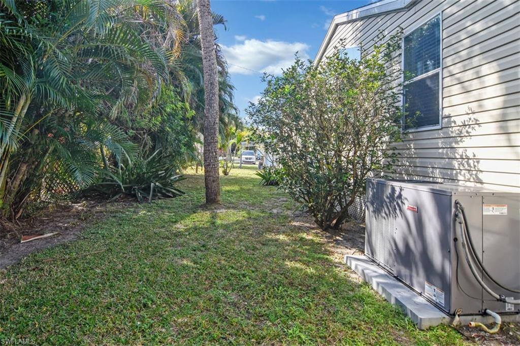 12201 Moss Dr, Fort Myers, FL 33908