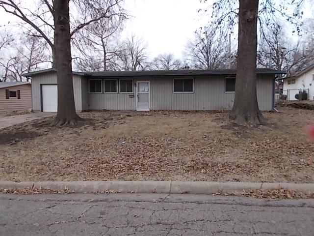 1212 SW Clontarf ST, Topeka, KS 66611