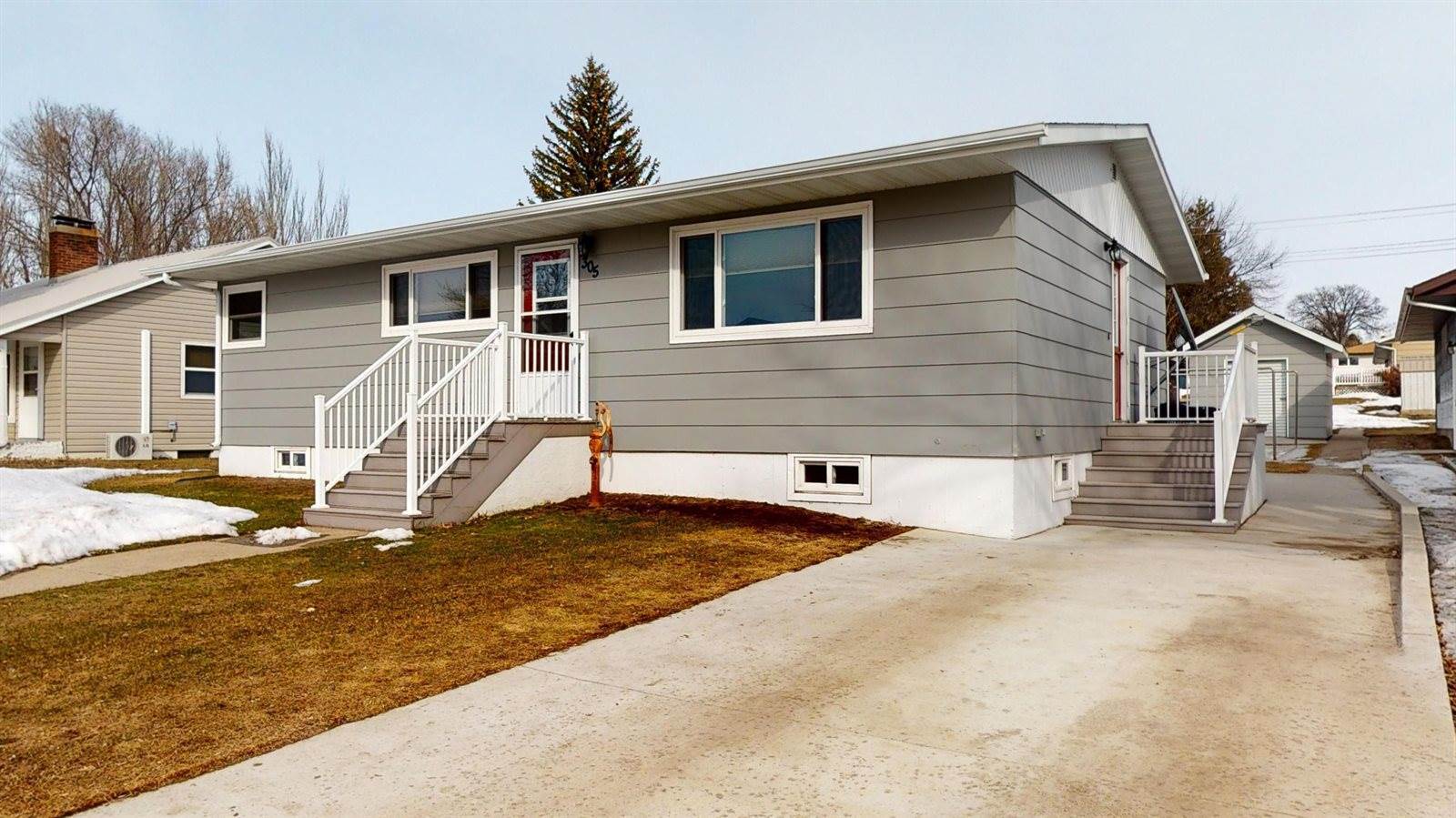 305 3rd Street NE, Linton, ND 58552