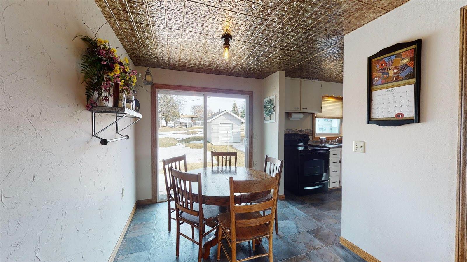 305 3rd Street NE, Linton, ND 58552