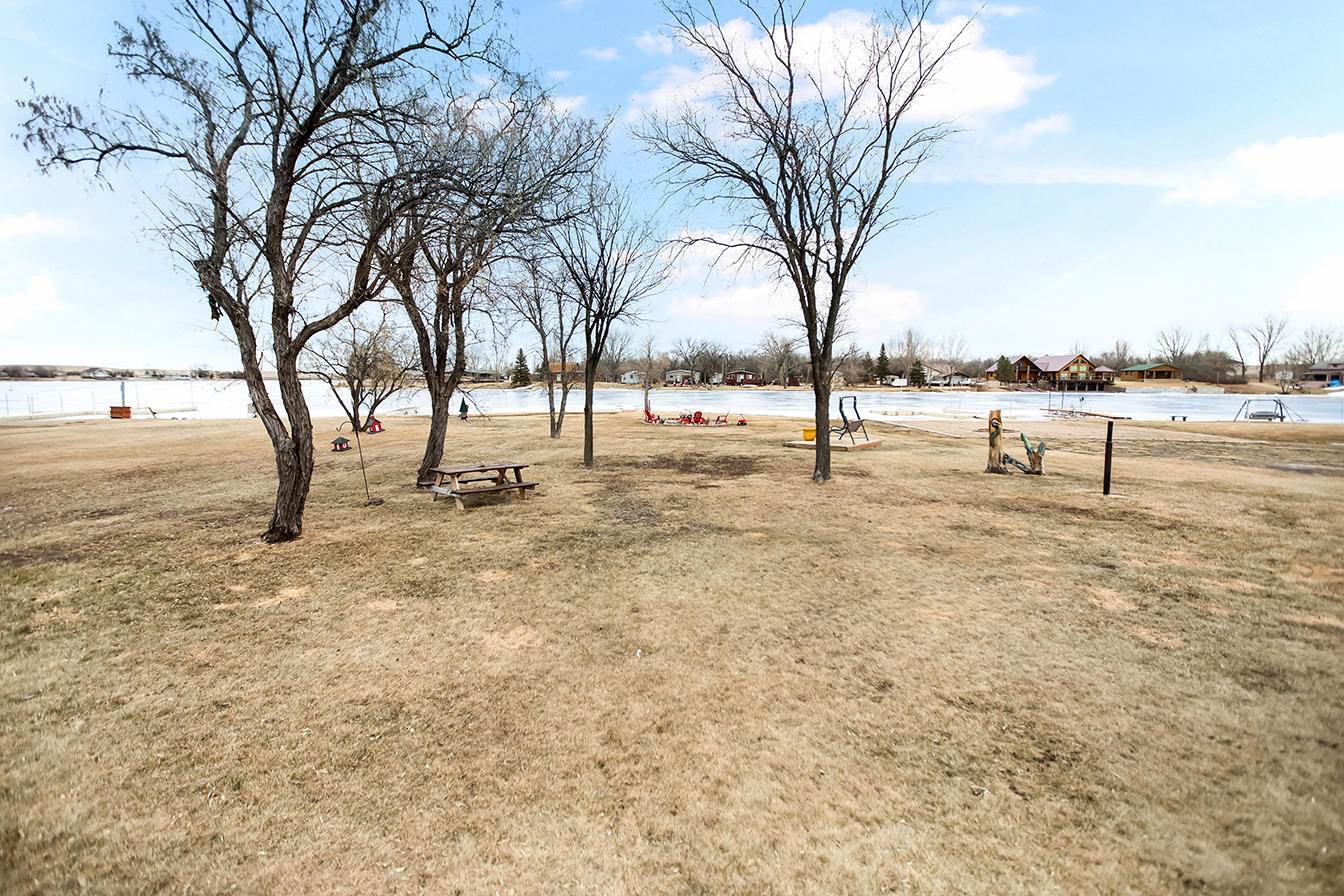 265 Blacktail Dr, Williston, ND 58801