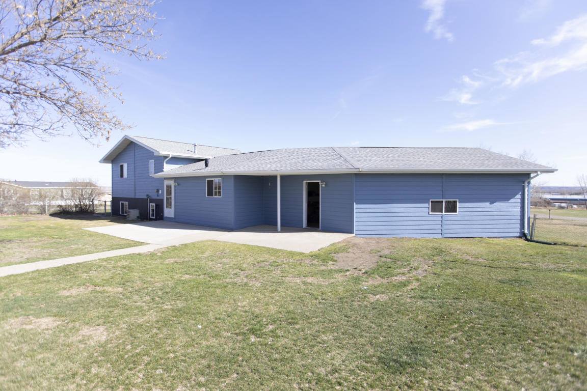 13927 Town and Country South Ct, Williston, ND 58801