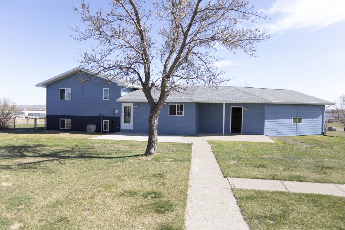 13927 Town and Country South Ct, Williston, ND 58801