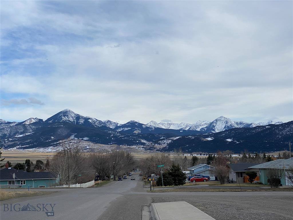 725 North 10th Street, Livingston, MT 59047